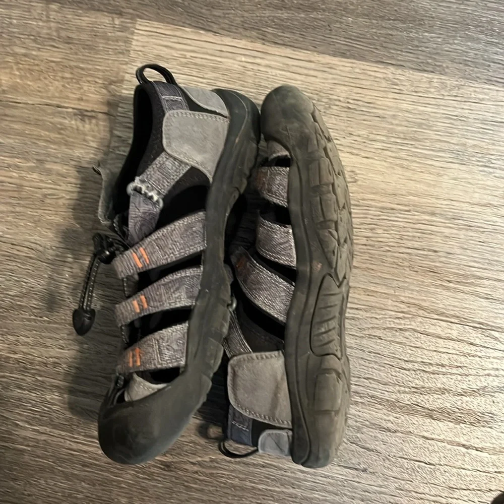 Keen Sandals Unisex Black and Grey Close Toe Sandals Shoes Sz 4
